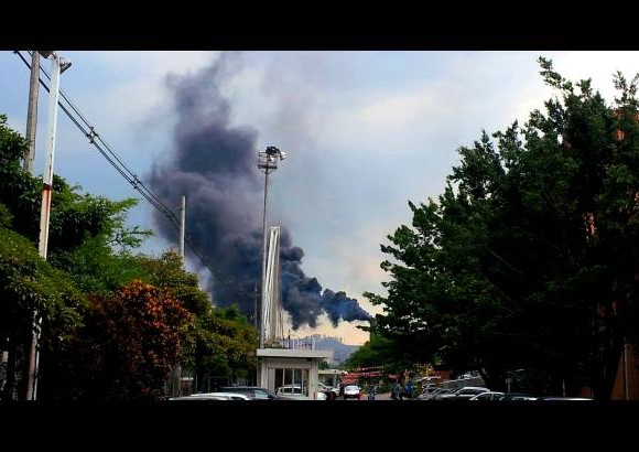 FOTO CORTES&#205;A - Desde diferentes puntos del sur del &#225;rea metropolitana se report&#243; la aparici&#243;n de una columna de humo que sal&#237;a de las instalaciones de Peldar. La empresa inform&#243; que se trata de un trabajo de mantenimiento.