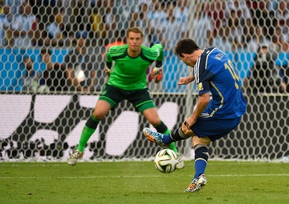 FOTO AFP - Al minuto del segundo tiempo Lionel Messi pudo abrir el marcador, pero su remate sali&#243; desviado por muy poco.