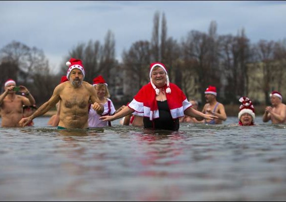 Reuters - Los ba&#241;os de la navidad son tambi&#233;n comunes en Alemania, este en Berl&#237;n, en el lago Orankesee.
