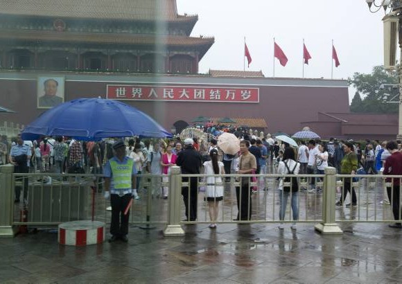 AP - 24 de mayo 2014. Un guardia de seguridad controla un carril destinado a las bicicletas, en una zona delimitada frente a la Puerta de Tiananmen.