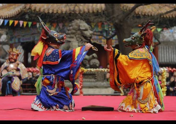 Reuters - Monjes vestidos de personajes budismo tibetano asisten a una ceremonia religiosa, conocida como Da Gui para celebrar el pr&#243;ximo A&#241;o Nuevo Tibetano, que comienza el 1 de marzo en Beijing.