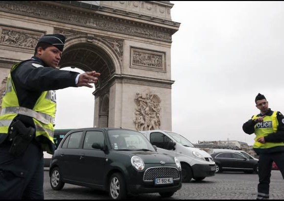 Reuters - Los policias en Francia controlan la circulaci&#243;n de autos luego de que por la alta contaminaci&#243;n el gobierno prohibiera que los veh&#237;culos terminados en par, por ejemplo, circulen los lunes.