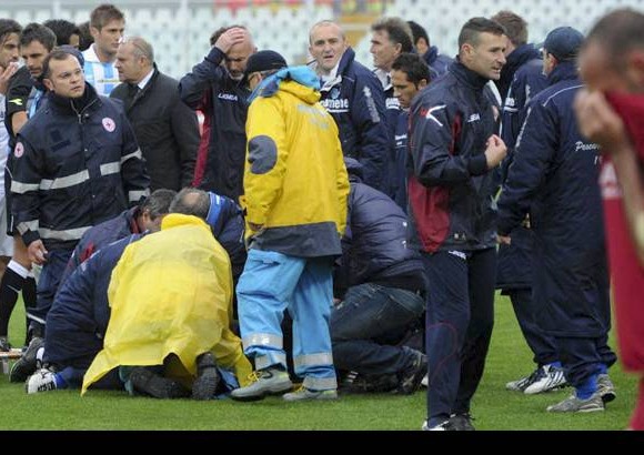 Foto AP - Morosini fue atendido inmediatamente por los servicios sanitarios presentes en el Estadio Adri&#225;tico de Pescara, que le practicaron un masaje card&#237;aco con un desfibrilador y posteriormente le trasladaron en ambulancia al hospital en paro card&#237;aco, donde muri&#243;.