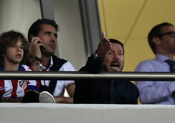 AFP - El t&#233;cnico del Atl&#233;tico de Madrid, Diego Simeone, vio en la tribuna el juego de su equipo contra el Olympiakos de Grecia.