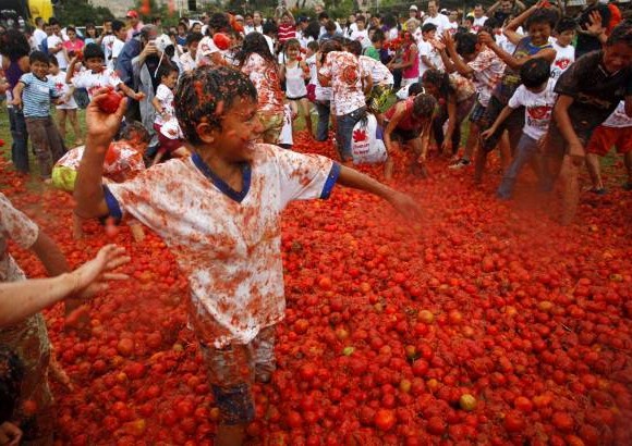 Reuters - La fiesta, que se hace en el municipio de Sutamarch&#225;n, es un homenaje al campesino cultivador de tomate. &quot;Es una fiesta con respeto y a tomatazo limpio&quot;, dijo Miguel Rodr&#237;guez, alcalde del lugar.