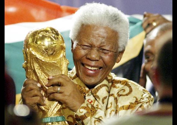 AP - En 2004 Nelson Mandela levant&#243; el trofeo de la Copa Mundo luego que ganara la sede para el Mundial de F&#250;tbol de Sud&#225;frica-2010.