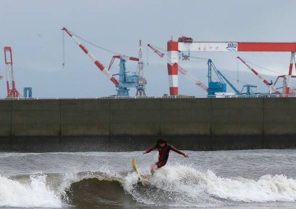 Reuters - Los otros cuatro desaparecidos son un joven de 21 a&#241;os que fue engullido por el mar mientras practicaba surf en una playa de Kanagawa (sur de Tokio) y tres personas que quedaron sepultadas por corrimientos de tierra en Yokohama