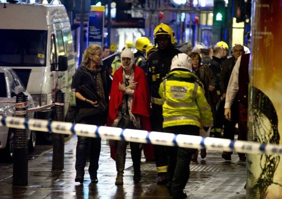 AP - La noche de este jueves fue tr&#225;gica para los asistentes al Teatro Apolo de Londres luego de que el techo del teatro colapsara en plena funci&#243;n. Se registraron m&#225;s de 70 heridos.