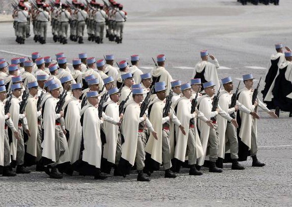 AFP - ... que vieron desfilar a una representaci&#243;n del Regimiento Inmemorial del Rey n&#176;1, la unidad militar profesional m&#225;s antigua de Europa.