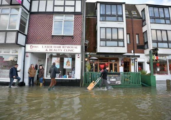 AFP - Las zonas m&#225;s castigadas por el mal tiempo son las del suroeste de Inglaterra, donde cientos de familias se han visto obligadas a abandonar sus casas, si bien las inundaciones han alcanzado tambi&#233;n a condados pr&#243;ximos a Londres, por donde pasa el r&#237;o T&#225;mesis.