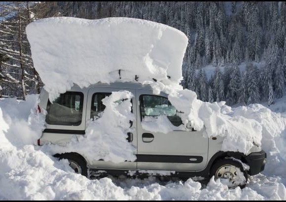 AP - Las nevadas en Suiza dejan los carros as&#237;, cubiertos de nieve.