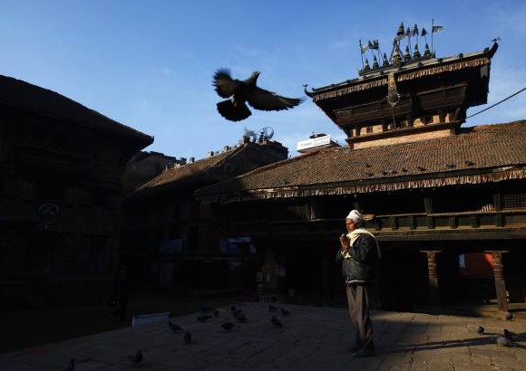 AP - Oraciones ofrece este hombre en Nepal, ciudad tradicional por su arquitectura antigua, templos y festivales.