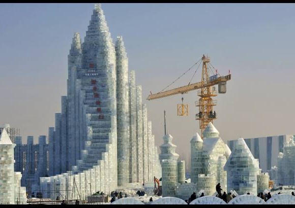 Reuters - Listas las esculturas del festival de Hielo y nieve de Harbin que llega a su edici&#243;n numero 30.