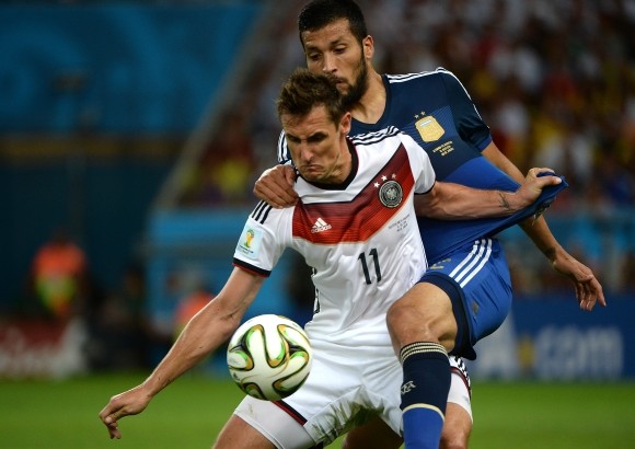 FOTO AFP - El m&#225;ximo goleador de los mundiales, Miroslav Klose, tambi&#233;n tuvo chances de marcar gol, pero se encontr&#243; con una ordenada defensa argentina.