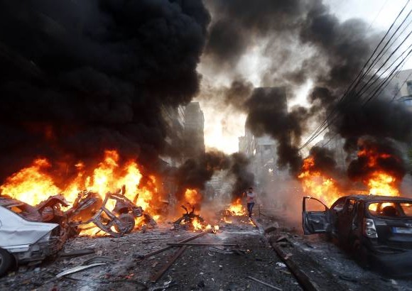 AFP - Momentos en los que ard&#237;an las llamas en Beiruit, L&#237;bano, luego de la explosi&#243;n de una bomba esta semana.