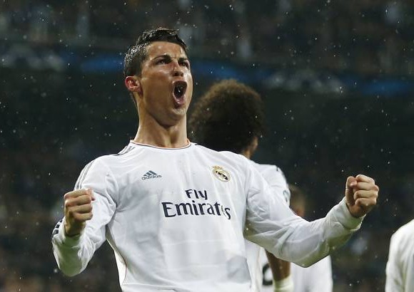 AP - Cristiano Ronaldo del Real Madrid celebra el tercer gol de su equipo contra el Borussia Dortmund en el Estadio Santiago Bernabeu en Madrid, Espa&#241;a.