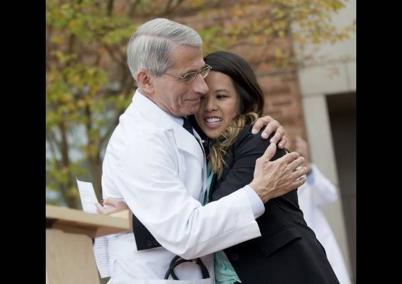AP - La enfermera Nina Pham es abrazada por el Dr. Anthony Fauci, director del Instituto Nacional de Alergias y Enfermedades Infecciosas de Estados Unidos. Ella fue la primera enfermera diagnosticada con &#233;bola en Estados Unidos y quien ya est&#225; libre de la enfermedad. La enfermera atendi&#243; a un hombre infectado.