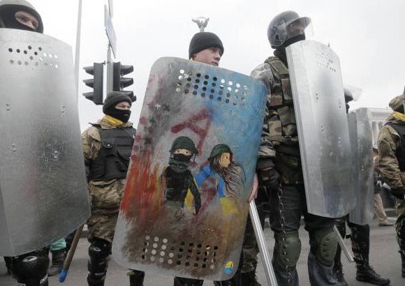 AP - El arte tambi&#233;n llega a los escudos, aqu&#237; un manifestante en la plaza de la independencia de Kiev, en Ucrania.