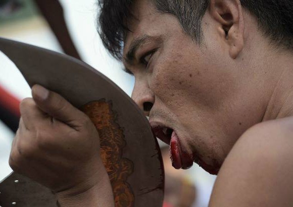 AFP - El festival vegetariano de la ciudad de Phuket, sur de Tailandia, se realiza en un per&#237;odo de nueve d&#237;as en octubre. Celebra la fe de la comunidad china local en la abstinencia de carne durante el noveno mes lunar del calendario chino para obtener buena salud y paz mental. En la procesi&#243;n inaugural, devotos del santuario chino de Jui Tui traspasan sus mejillas con cualquier clase de objetos como un acto de purificaci&#243;n.