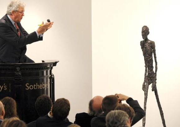 AP - 3- El hombre que camina de Alberto Giacometti, escultura vendida en Londres por 65 millones de libras (104,3 millones de d&#243;lares) el 3 de febrero de 2010.