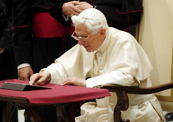 Foto Reuters - Despu&#233;s de semanas de expectaci&#243;n, el papa Benedicto XVI envi&#243; el mi&#233;rcoles su primer tuit.