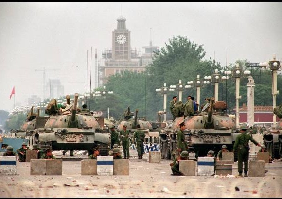 AFP - 6 de junio de 1989. Tanques custodin la estrat&#233;gica avenida Chang&#39;an que lleva a la Plaza de Tiananmen.