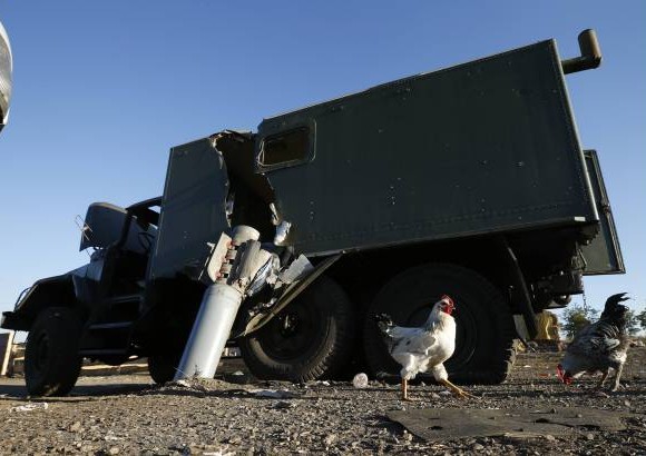 Reuters - Un veh&#237;culo militar ucraniano fue da&#241;ado por un proyectil de cohete sin explotar.