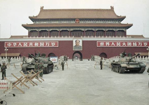 AP - 10 de junio de 1989. Soldados haciendo guardia con tanques frente a la Puerta de Tiananmen.