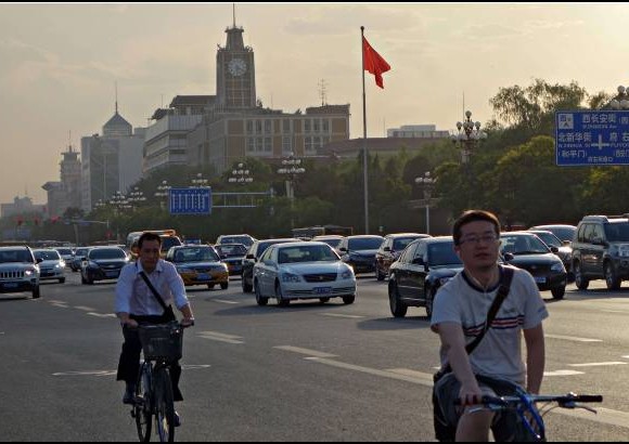 AFP - 29 de mayo de 2014. Ciclistas y veh&#237;culos pasan por el mismo lugar 25 a&#241;os despu&#233;s.