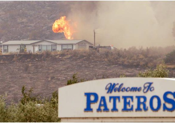 AP - Las llamas obligaron a evacuar el pueblo de Pateros y dejaron una zona sin electricidad.