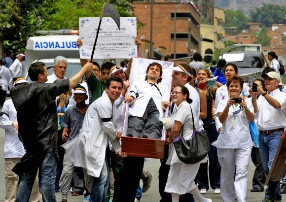 Juan Antonio S&#225;nchez - La marcha de batas blancas parti&#243; del Parque de los Deseos, frente a la Universidad de Antioquia, y recorri&#243; varias calles del centro de la ciudad.