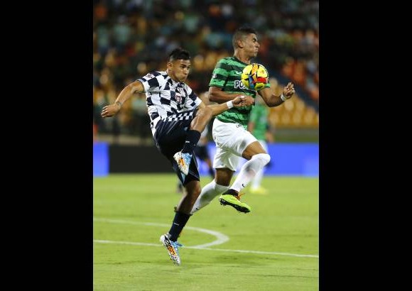 Juan Antonio S&#225;nchez - Sherman C&#225;rdenas anot&#243; el gol con el que Atl&#233;tico Nacional rescat&#243; un sufrido empate 2-2 contra Chic&#243; en la octava fecha de la Liga Postob&#243;n. C&#225;rdenas convirti&#243; a los 61 minutos, un minuto despu&#233;s que el delantero Juan David P&#233;rez puso adelante a Chic&#243;. El mediocampista Francisco Rodr&#237;guez obtuvo el primer tanto de Chic&#243; a los siete minutos y el defensor Elkin Calle marc&#243; para Nacional a los 42.