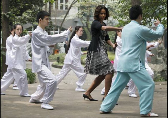 AP - Michelle Obama practica tai chi con estudiantes en China.