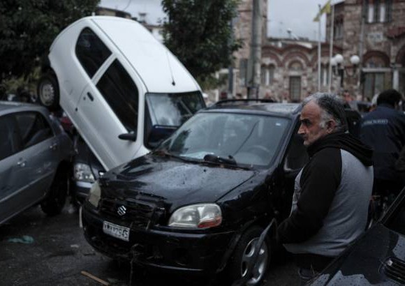 Reuters - As&#237; qued&#243; la calle en Atenas, Grecia, luego de una lluvia torrencial en la ciudad.