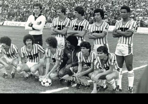 - 1981. De pie: Lorenzo Carrabs, Luis Fernando L&#243;pez, H&#233;ctor Dragonetti, C&#233;sar Cueto y Guillermo Larrosa. Abajo: Carlos Maya, Pedro Sarmiento, Norberto Peluffo, V&#237;ctor Luna, Gabriel Jaime Barrab&#225;s G&#243;mez y Hern&#225;n Dar&#237;o Herrera. Oswaldo Juan Zubeld&#237;a.