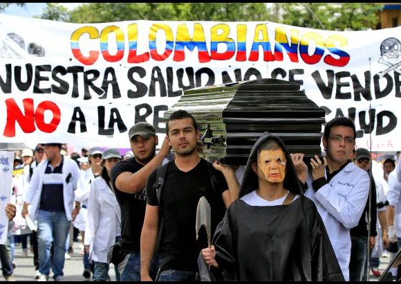 Juan Antonio S&#225;nchez - De forma simb&#243;lica los manifestantes cargaron ataudes con los que representaron la que a su juicio es la muerte del sistema de salud en Colombia.