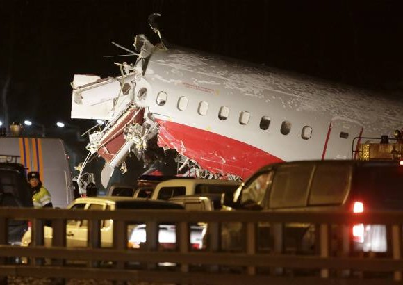 Reuters - La aeronave se parti&#243; en tres partes tras derribar la valla que separa las instalaciones del aeropuerto de la autopista K&#237;evskoye de la capital rusa.