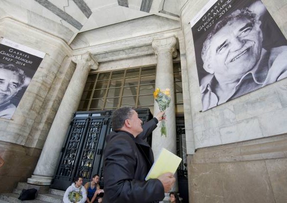 AFP - En la entrada al Palacio de Bellas Artes de M&#233;xico fueron ubicadas dos grandes im&#225;genes de Gabo.