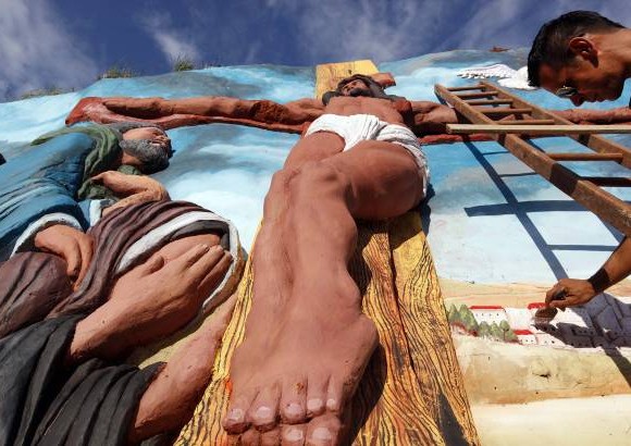 Foto Manuel Saldarriaga - Carlos Andr&#233;s G&#243;mez realiza sus esculturas en barrancas del Occidente de Cali.