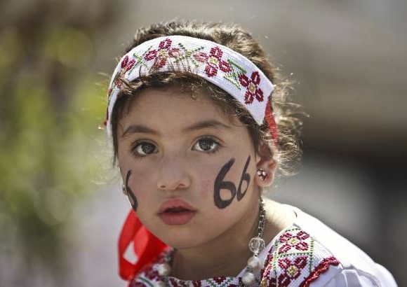 AP - Una ni&#241;a palestina con el 66 pintado en su cara recuerda lo que los palestinos llaman Nakba. Seg&#250;n cifras de la ONU, m&#225;s de 700 mil palestinos huyeron o fueron expulsados en la guerra de Oriente Medio de 1948, muchos se asentaron en la vecina Cisjordania, Gaza, Jordania, L&#237;bano y Siria.