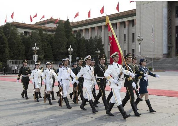 AP - Soldados del Ej&#233;rcito Popular de Liberaci&#243;n de China (EPL) marchan a sus posiciones antes de una guardia de honor para una ceremonia de bienvenida.