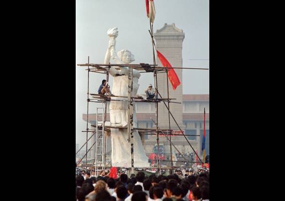 ap - 30 de mayo 1989. Estudiantes reunidos en la Plaza de Tiananmen, en torno a una r&#233;plica de la &quot;Estatua de la libertad&quot;