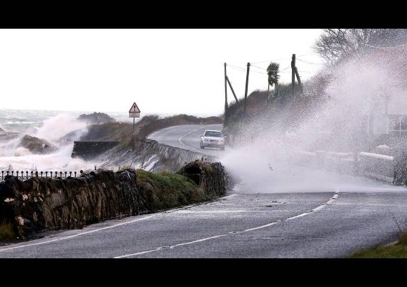 AP - El oleaje de Country Antrim al norte de Irlanda muestra la magnitud de los vientos.