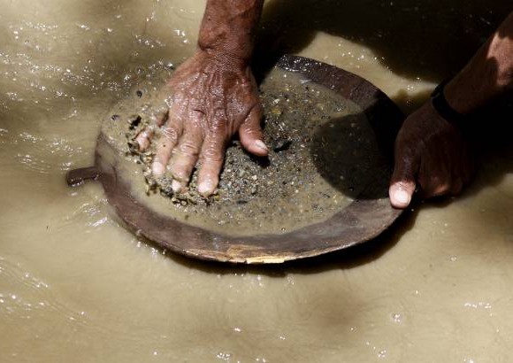 Foto Donaldo Zuluaga - Sobre una batea remueven la arena para hallar el preciado metal.