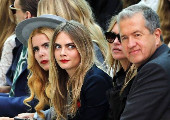 Reuters - La cantante Paloma Faith, las modelos Cara Delevingne y Kate Moss y el fot&#243;grafo Mario Testino en primera fila en la pasarela de Burberry en la semana de la moda de Londres.