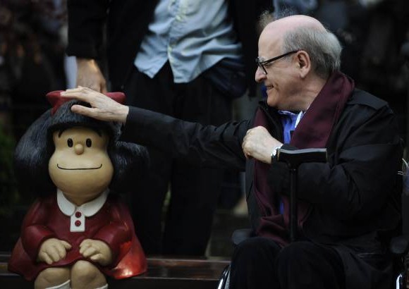 Reuters - El dibujante Joaqu&#237;n Salvador Lavado, conocido tambi&#233;n como Quino, toca una escultura de su personaje de historietas de Mafalda, durante una ceremonia de inauguraci&#243;n de un parque en Oviedo, norte de Espa&#241;a.