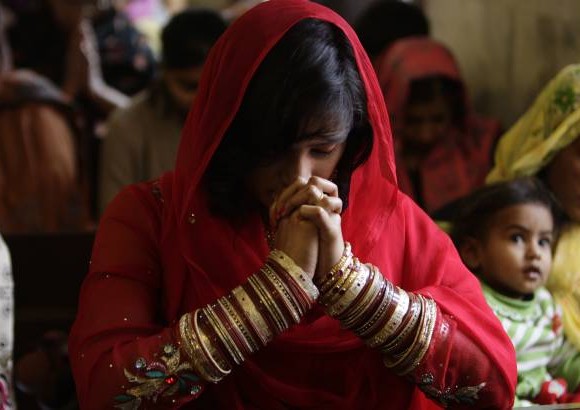 AP - El primer d&#237;a del a&#241;o una cristiana Pakistan&#237; Pakistan&#237; reza en una iglesia local.