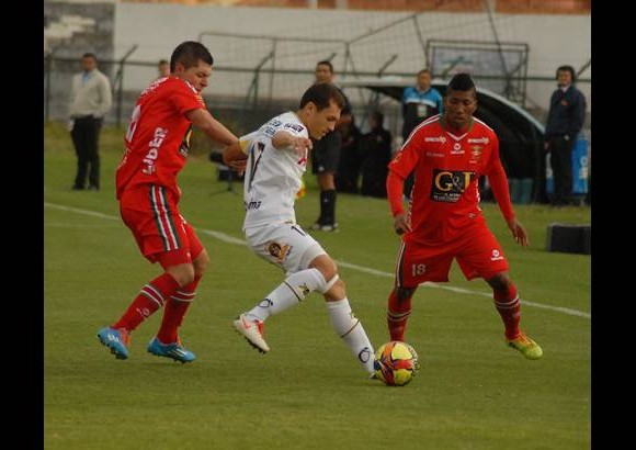 Colprensa - Partido de muchos goles en Tunja con el empate de Patriotas y Alianza Petrolera 3-3.