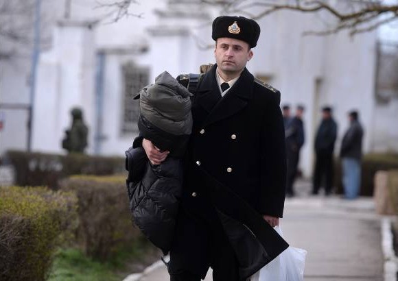 AFP - Un oficial de Ucrania sale de la Base Naval de la sede sur en Novoozerne despu&#233;s de que fuera tomada por las fuerzas rusas.