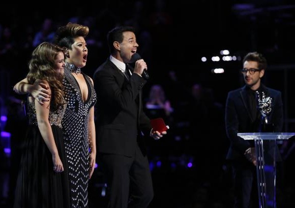 AP - Tessanne Chin, segunda de izquierda a derecha fue la ganadora de The Voice Estados Unidos.